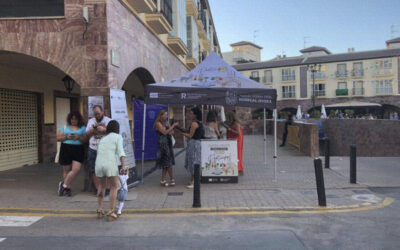 La Oficina Itinerante de la Agenda Urbana realiza encuestas a pie de calle en la Plaza Mayor